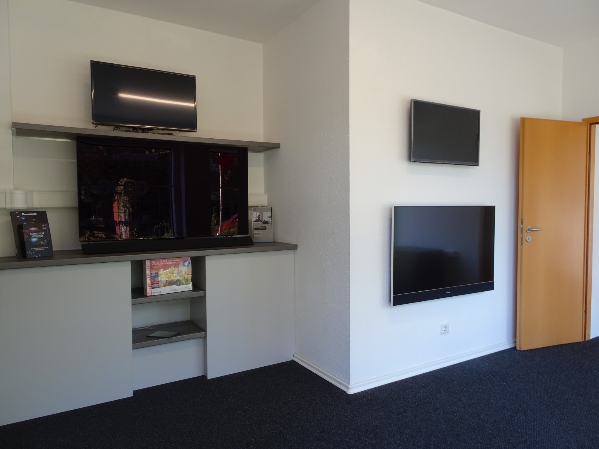Wir präsentieren TV-Geräte auch in Wandmontage